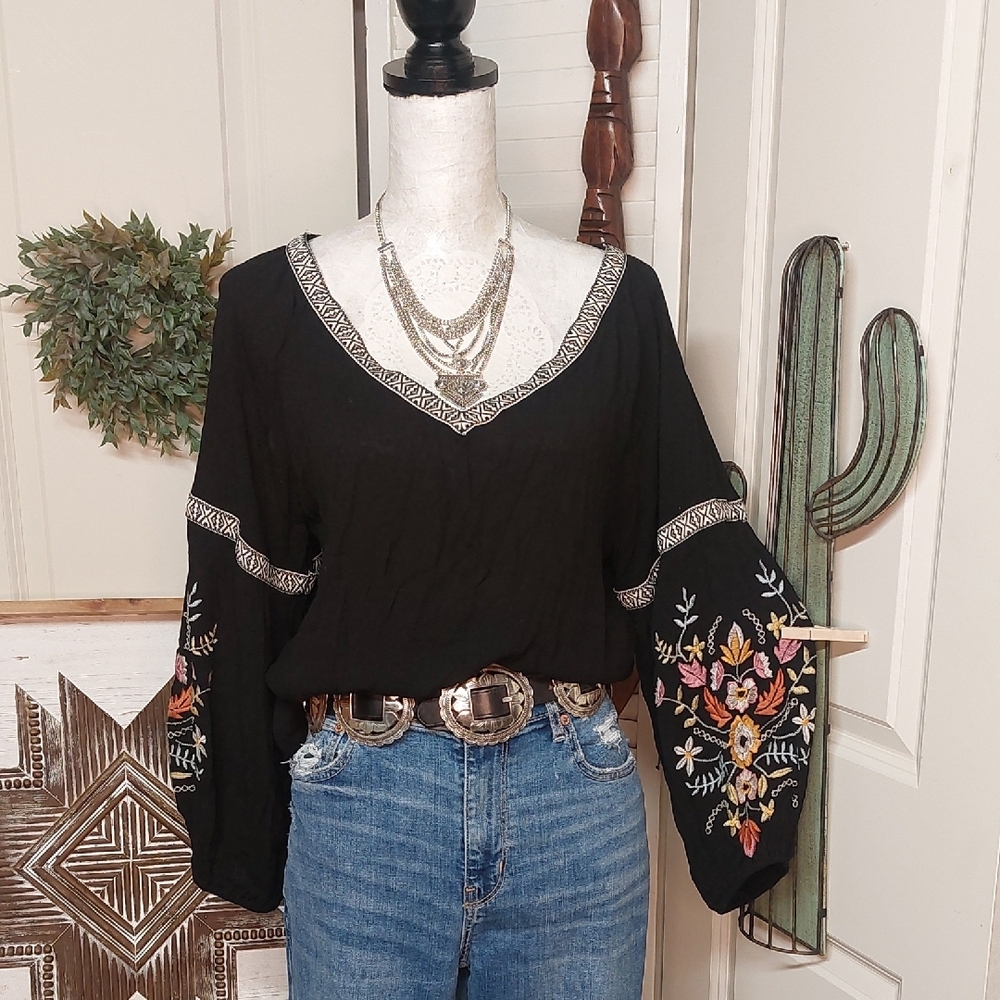 Xhilaration Embroidered Floral Boho Top With Balloon Sleeves